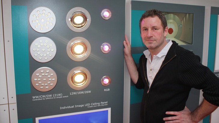 Antonius Quodt ist Experte für lichttechnische Installationen für Unternehmen, Museen und Events. Der Gründer und Geschäftsführer der Lightlife GmbH in Köln bietet LED gemeinsam mit Photovoltaik an.