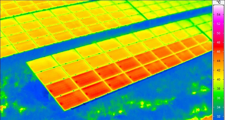 Ein auffälliger Modulstrang. Es muss überprüft werden, ob dieser einen geringeren Strangstrom trägt als die anderen Stränge oder möglicherweise gar nicht angeschlossen ist.