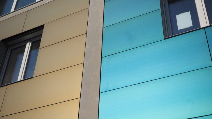 Wie erfolgreiche Fassadenintegration geht, hat Solvatec gezeigt. Der Schweizer Projektierer hat in Basel ein ehemaliges Kohlesilo in ein attraktives Gebäude verwandelt. - © Solvatec
