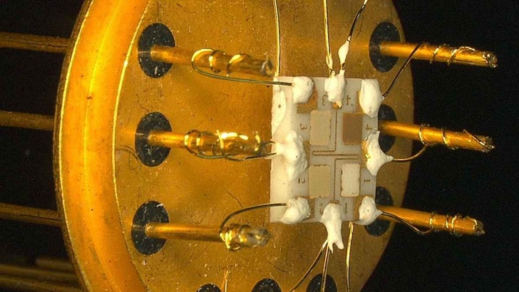 Der Sensor besteht aus vier Feldern mit unterschiedlichen Metalloxiden.