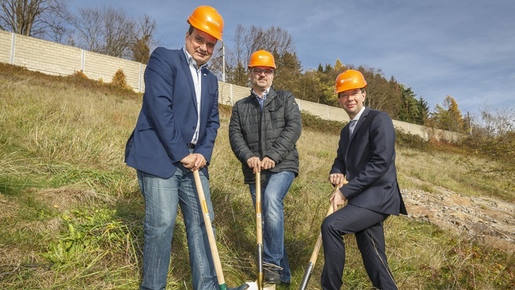 An diesem Hang soll die Solaranlage stehen. Bürgermeister von Purkersdorf Karl Schlögl, Christian Reim, Projektleiter von Wien Energie und der designierte Wien Energie-Geschäftsführer Karl Gruber (v.l.n.r.) beim Spatenstich.