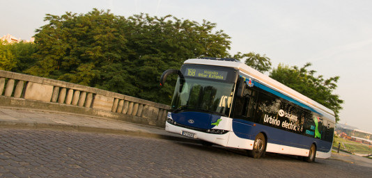 Die Ausweitung des öffentlchen Personenverkehrs ist eine Strategie, um den Treibhausgasausstoß zu verringern. Wenn die Busse auch noch mit Ökostrom fahren, wird die Wirkung noch viel größer.