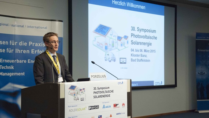Begrüßung zum 30. Jahren PV-Symposium im Vorjahr durch Bernd Porzelius von OTTI.