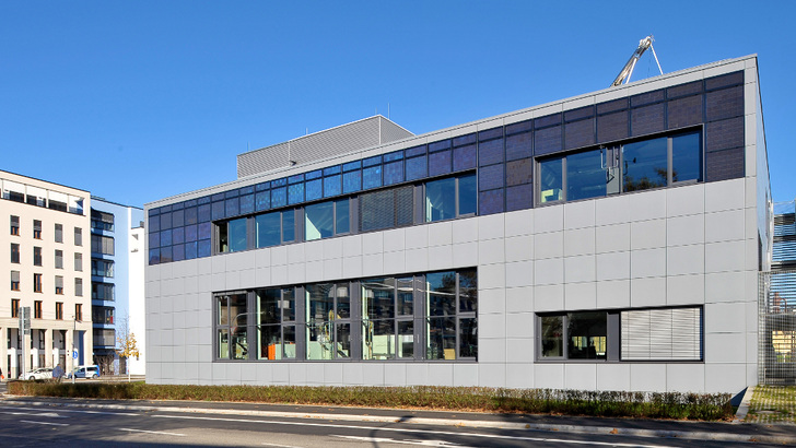 An der neuen Fassade in Freiburg harmonieren die Solarmodule optisch elegant mit den Faserbetonplatten im unteren Teil des Gebäudes. Zum Einsatz kamen Module mit zwei verschiedenen Größen und aus eigener Entwicklung.