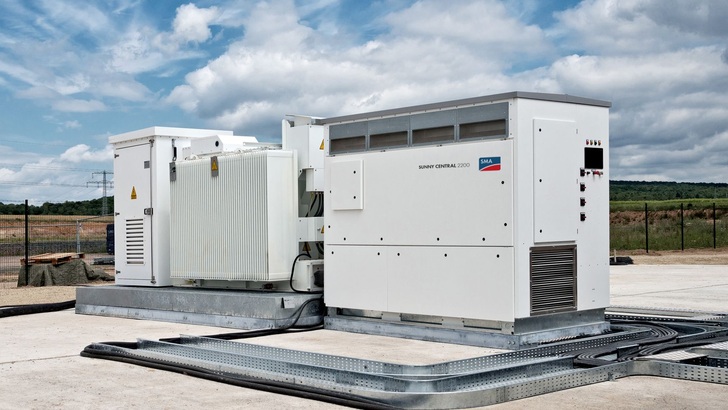 Anschlussstation für die Mittelspannung von SMA, mit Wechselrichter, Transformator und Schaltanlage.