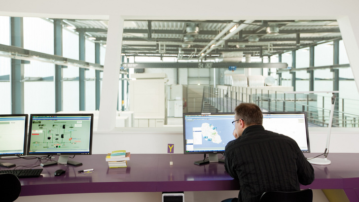 Viele Photovoltaik- und Windkraftanlagen haben in Nordwestdeutschland die Stromversorgung übernommen. Jetzt sollen zusätzlich Speicher integriert werden.