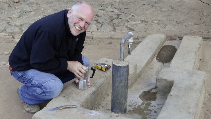 Roland Ketterer legt in Tansania selber Hand an.