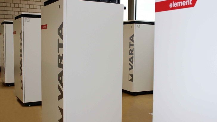 Die Batteriespeicher sind bereit zur Auslieferung. - © Varta Storage
 Die Batteriespeicher sind bereit zur Auslieferung.