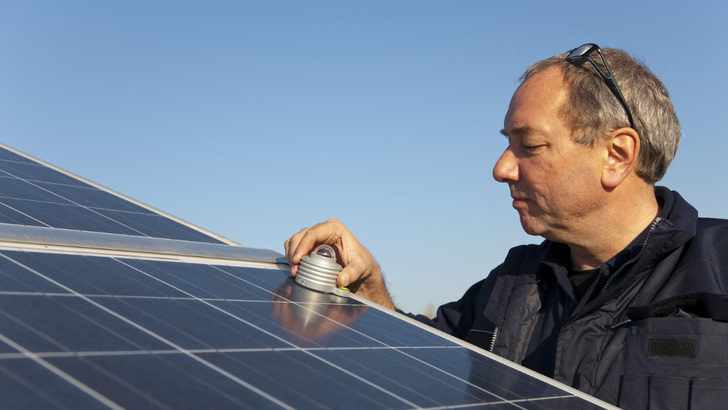 Sollte sich beim Betrieb der Anlage Fehler an den Modulen herausstellen, will Rom das Auswechseln vereinfachen. Ein eventueller Tausch muss trotzdem gemeldet werden. - © TÜV Süd
