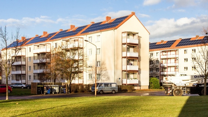 Jeder Hausaufgang bekommt seine eigene Solaranlage. - © IBC Solar
