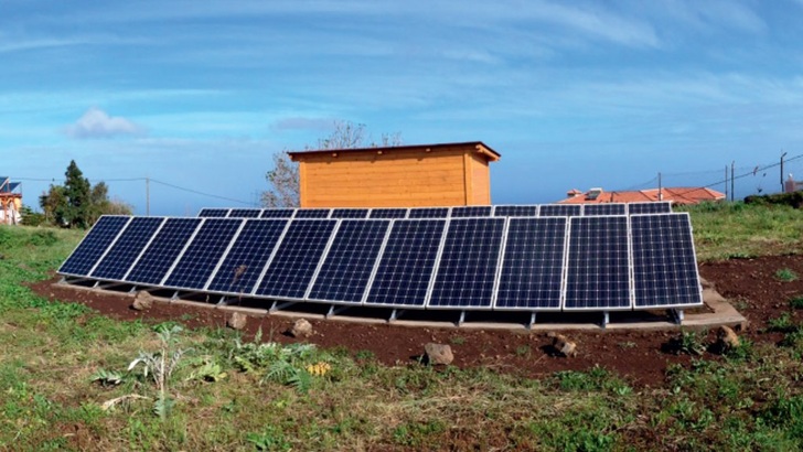 Bereits 2013 baute der thüringische Systemanbieter Maxx Solar aus Waltershausen diese kleine Inselanlage auf den Kanaren. Die Photovoltaik könnte aber auch den Großteil der Energieversorgung auf den Inseln übernehmen. - © maxx-solar & energie
