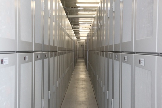 Nicht nur die Pumpspeicher werden in Zukunft die Stabilisierung der Netze übernehmen. Auch elektrochemische Speicher müssen in den Regelenergiemarkt integriert werden.