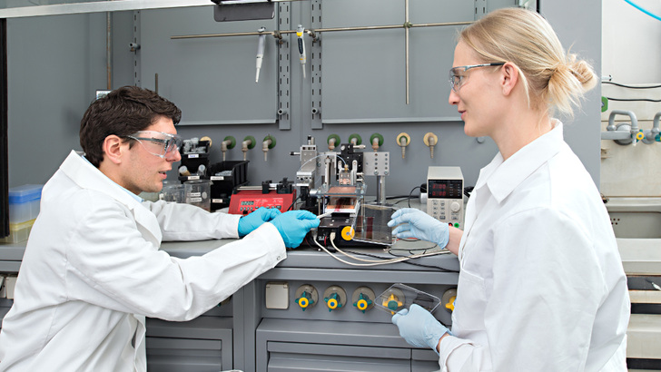 Stephan Pröller (links) hat mit seinen Röntgenuntersucheungen die einzelnen Phasen identifiziert. Die Forschung leitete Eva M. Herzig (rechts).