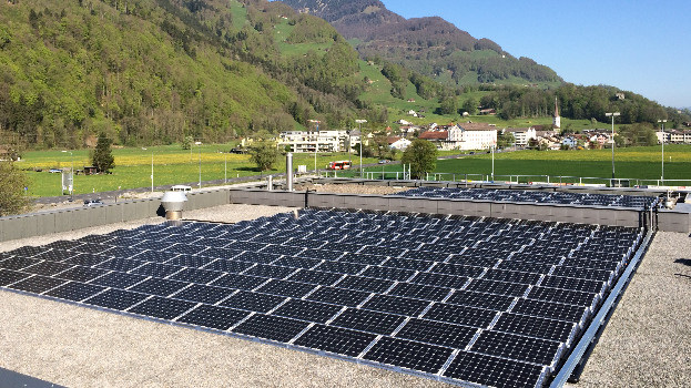 Die Hybridmodule auf dem Dach des Sportzentrums in Näfels wärmen das Grundwasser vor, mit dem die Wärmepumpe die Wärme für das Gebäude erzeugt.