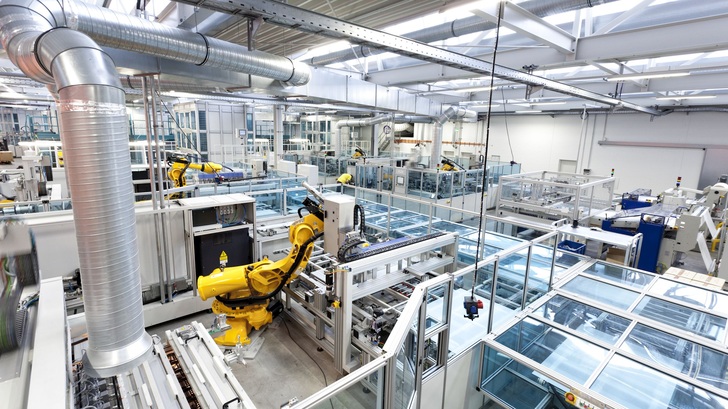 Roboter bestimmen die moderne Modulfertigung in Chemnitz. - © Heckert Solar
