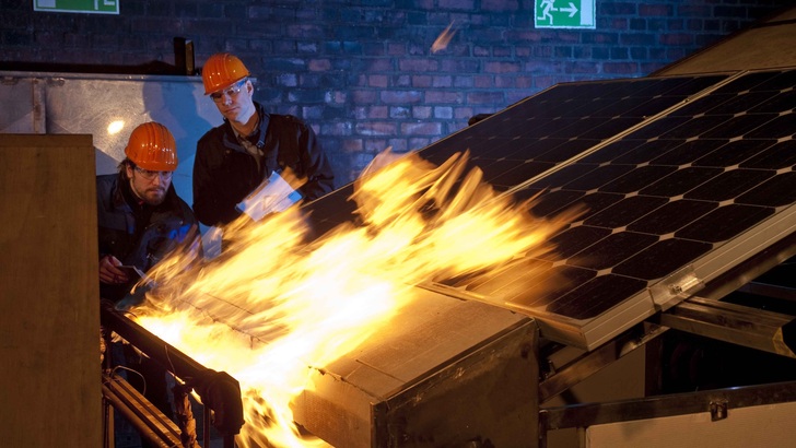 Der TÜV testet den Brandschutz von Modulen.