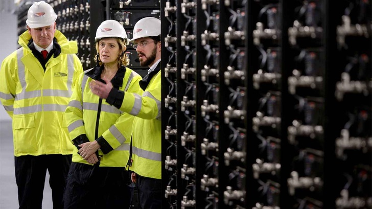 Großspeicher in Swansea startet den Betrieb. - © Younicos
