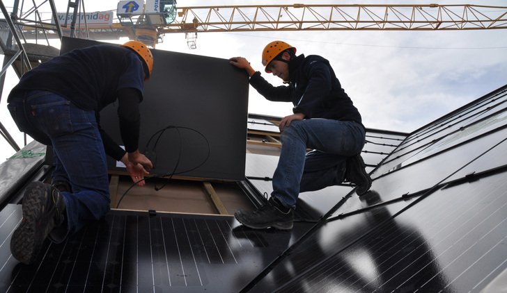 Das Wohnhaus für neun Familien in Brütten hat keine externe Energieversorgung.