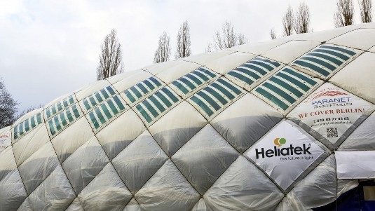 Die biegsamen organischen Solarfolien können flexibel eingesetzt werden - auch auf Traglufthallen. Eine Integration in Fester ist genauso möglich wie auf Beton, Stahl oder anderen Trägermaterialien. - © Heliatek
