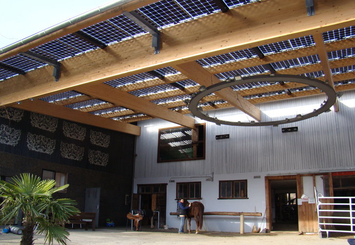 Hier wurde das Dach einer Reithalle mit Glas-Glas-Modulen ausgestattet.