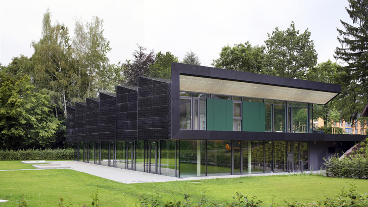 Diese Kita in Marburg ist eines der Pilotprojekte des AktivPlus e.V. Die Module kommen von Ertex Solar aus Österreich.