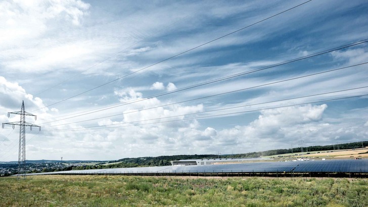 Die Photovoltaikanlage von SMA am Sandershäuser Berg. - © SMA
