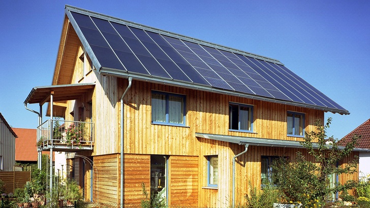 Durch die Kombination mit der Photovoltaik bekommt auch die Solarthermie neuen Auftrieb. - © Sonnenhaus-Institut
