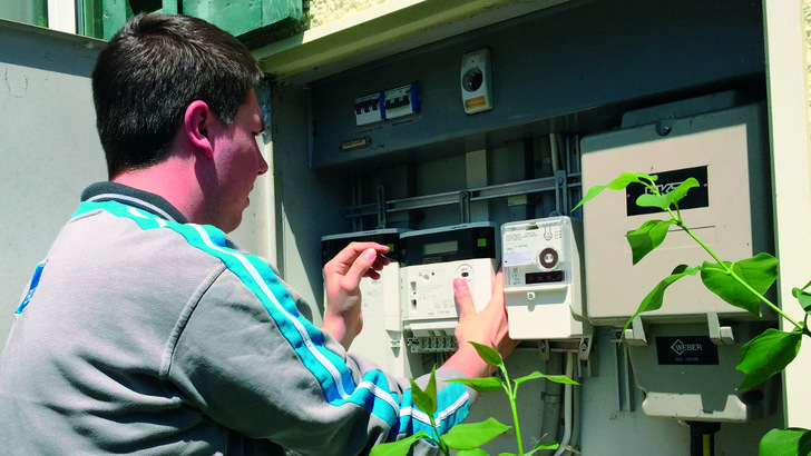 Derzeit installieren die Monteure der EKZ intelligente Zähler in den angeschlossenen Gebäuden. Sie sind ein Teil des ausgeklügelten Kommunikationssystems im Projekt.