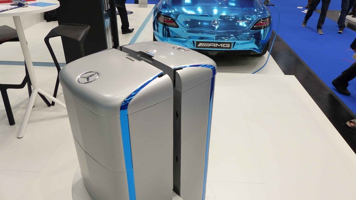 Auf der Intersolar 2015 hat Daimler bereits seine stationären Speicher vorgestellt. - © nhp
