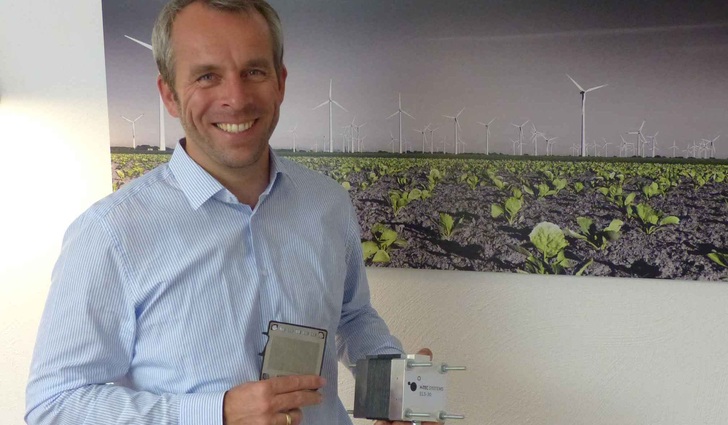 Ove Petersen zeigt eine H-Tec-Zelle, die helfen soll, Oekostrom zu speichern.