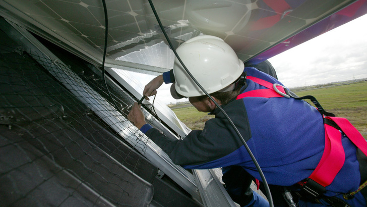 Mindestens ein Mal im Jahr sollte ein Fachhandwerker die Solaranlage prüfen. Die ersten Frühlingstage bieten sich dafür an. - © Sharp
