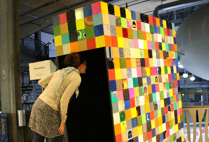 Rein in die Box, beichten und in Zukunft anders handeln. - © Umweltarena Spreitenbach
 Rein in die Box, beichten und in Zukunft anders handeln.