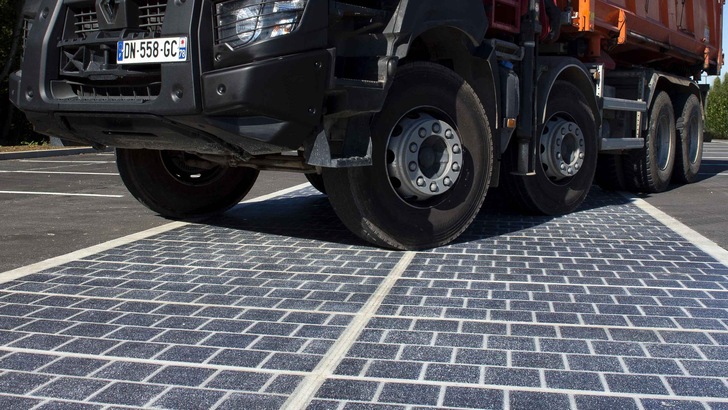 Potenzial ist da: Photovoltaik liegt auf der Straße. - © Colas, Joachim Bertrand
 Potenzial ist da: Photovoltaik liegt auf der Straße.