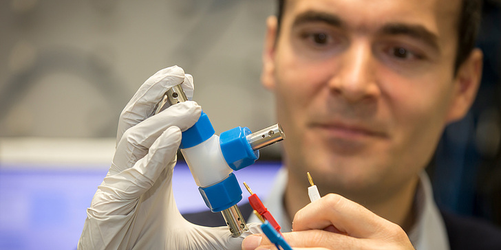 Ilie Hanzu will mit seinem Team einen Hybriden aus Solarzellen und Energiespeicher entwickeln.