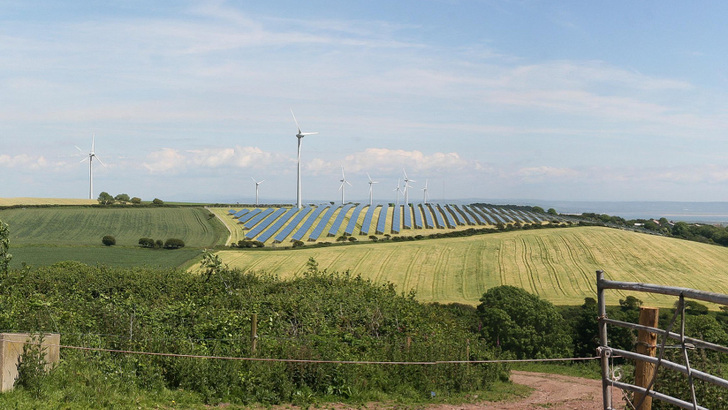 Der neue Solarpark steht direkt neben einem Windpark. Alle Generatoren nutzen den gleichen Netzanschlusspunkt, was die Kosten für die einzelnen Anlagen minimiert.