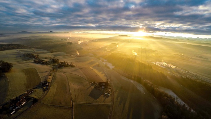 Besonders die frühen Morgenstunden mit langen Schatten und lokalen Nebelfeldern sind eine Herausforderung für die Vorhersage. - © Adrian Scherzinger/Edc Projects
