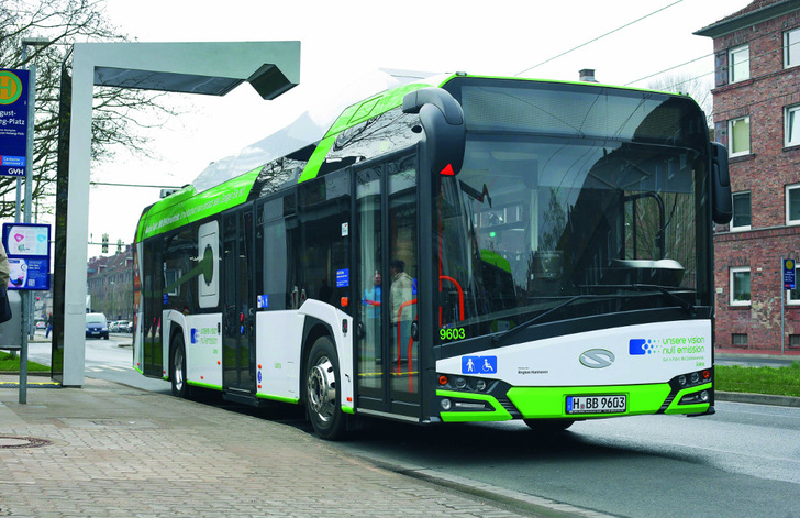 Am August-Holweg-Platz ist der spezielle Ladepunkt für die Elektrobusse aufgebaut. Im Dach des Busses ist ein Stromabnehmer integriert, der zum Laden ausgefahren wird.