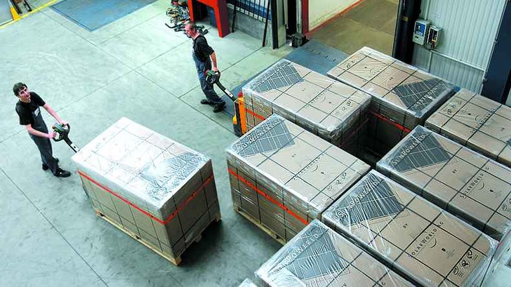 Module vor dem Transport: Das Logistikcenter von Solarworld.