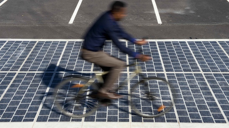 Wattway trägt Fahrräder und Lkw.