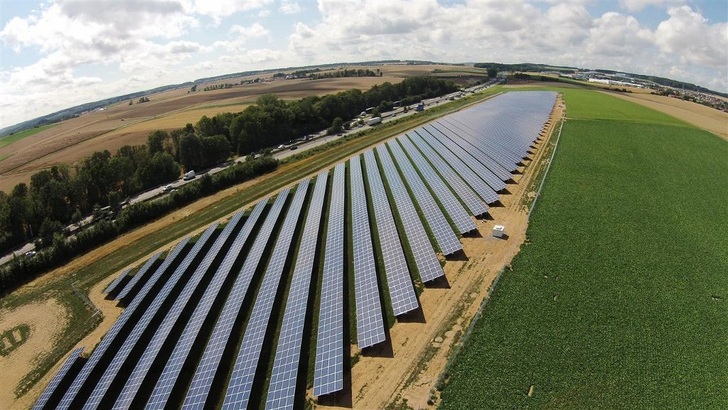 Mit der Zulassung von Ackerflächen haben die Anlagen auf Seitenrandstreifen kaum noch eine Chance, im Ausschreibungsverfahren an eine Einspeisevergütung zu kommen. - © Main-Spessart Solar
