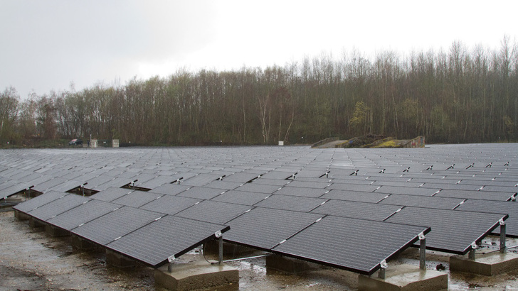 Für jeden einzelnen Pfosten des Montagegestells haben die Installateure ein eigenes Betonfundemant gegossen.