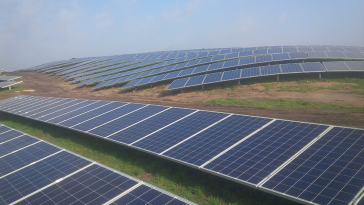 Der Bau von Soalrparks auf ehemaligen Mülldeponien ist keine einfache Sache. Der UNtergrund ist empfildlich und in der Regel steht die Anlage am Hang. - © IBC Solar
