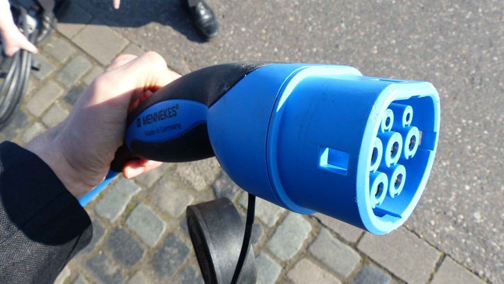 Die Regierung will mehr Stromer und Ladesäulen sehen.