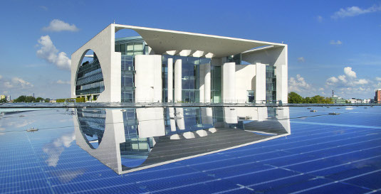 Große Dachanlagen für den Eigenverbrauch müssen wieder möglich werden. Die EEG-Umlage auf den selbst verbrauchten Solarstrom muss vollständig weg - auch für Mehrfamilienhäuser.