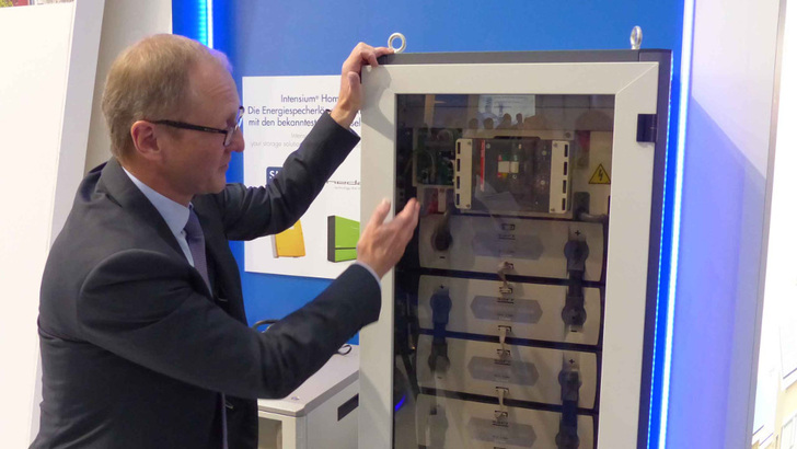 Saft-Markteingleiter Michael Lippert erklärt den Aufbau eines Batteriespeichers des französischen Herstellers.