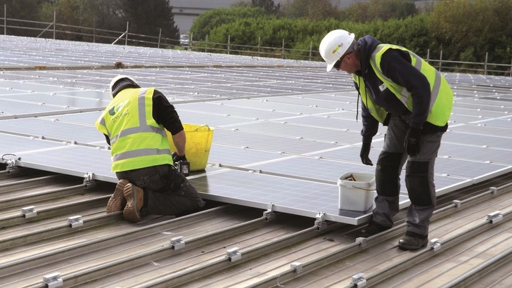 Montage von Modulen auf Stehfalz ohne Schienen — nur mit der speziellen Modulklemme.
