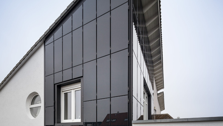 Die Energiefassade von Bosch CIS Tech war nicht nur für große Gewerbegebäude gedacht, wie diese Installation an der Fassade eines Einfamilienhauses in Frankfurt am Main zeigt.