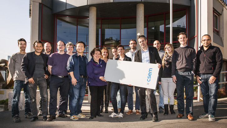 Ein innovatives Prdukt aus den Labiren des CSEM: das weiße Solarmodul, vorgestellt von Christophe Ballif und seinem damaligen Team.