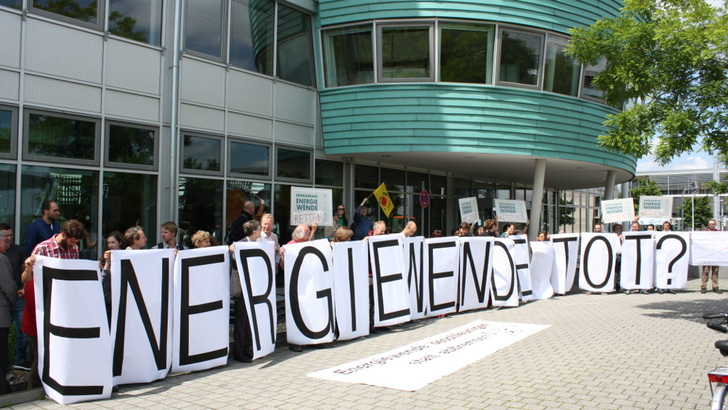 Bereits am vergangenen Donnerstag haben 30.000 betroffene Mitarbeiter in den Branchen der erneuerbaren Energien ihren Unmut gegen die geplante EEG-Novelle auf die Straße gebracht. - © BEE/Solares Bauen GmbH
