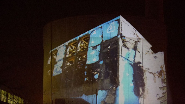 Die Aktivisten von Greenpeace Schweiz haben ein Bild des expoldierten Kraftwerks in Fukushima an den Kühltum des AKW Mühleberg projiziert. Sie machen darauf aufmerksam, dass auch in der Schweiz schwere Erdbeben vorkommen — mit entsprechenden Auswirkungen für die Atomkraftwerke.